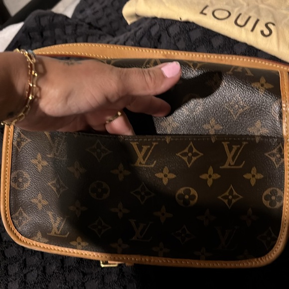 Louis Vuitton Crossbody bag 💎 RARE DISCONTINUED 💎 - Picture 4 of 8
